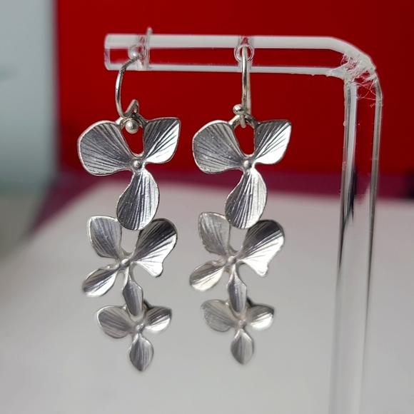 Elegant Silver Floral Earrings - Picture 1 of 17